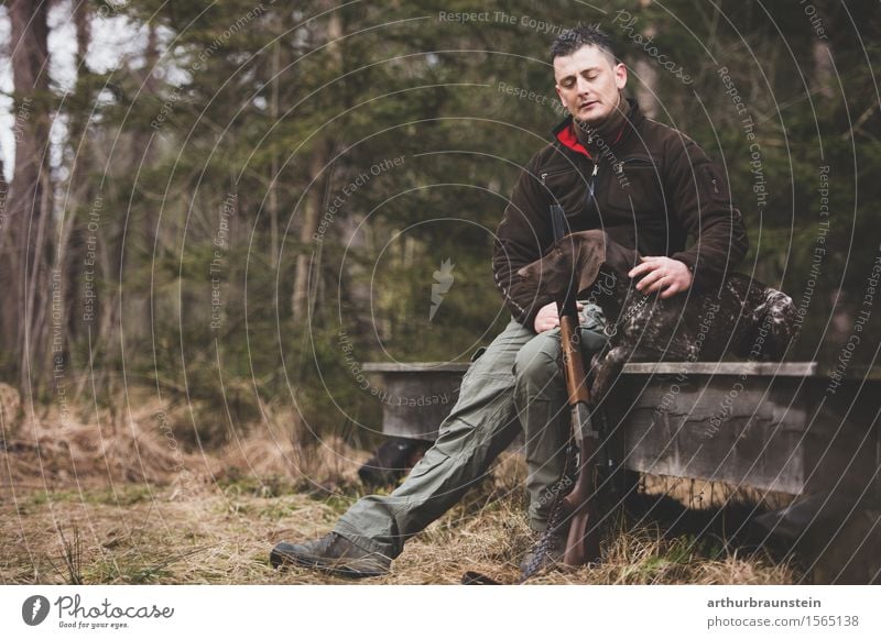 Junger Jäger mit Gewehr und sein Jagdhund vor Jagdhütte im Wald Freizeit & Hobby Ausflug wandern Spaziergang Mensch maskulin Junger Mann Jugendliche