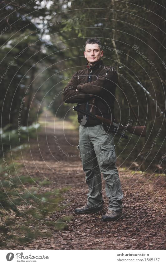 Junger Jäger mit Gewehr steht im Wald Freizeit & Hobby Jagd wandern Spazierweg Mensch maskulin Junger Mann Jugendliche Erwachsene Leben 1 30-45 Jahre Umwelt