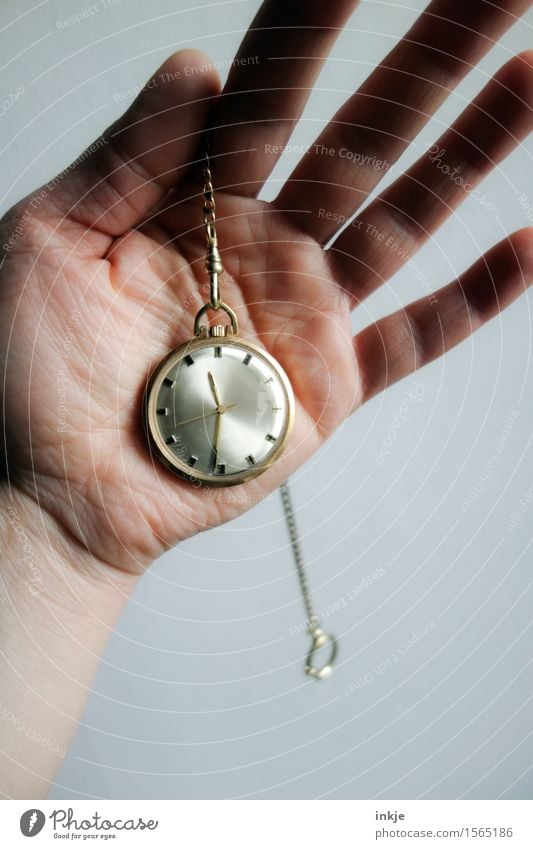 kurz nach halb Lifestyle Reichtum Uhr Hand Handfläche 1 Mensch Taschenuhr Sammlerstück Metall Gold alt einfach Nostalgie Zeit antik Erbe zeitumstellung