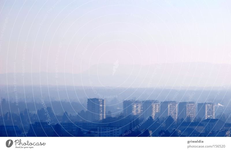 blue ensemble Wohnhochhaus Haus Wohnung Stadt Graz Horizont Nebel blau kalt Außenaufnahme Hügel Winter Europa Plattenbau