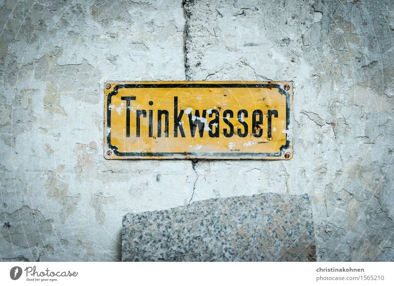 Trinkwasser Technik & Technologie Wasserversorgung Industrieanlage Fabrik Mauer Wand Metall Schriftzeichen Schilder & Markierungen Hinweisschild Warnschild alt