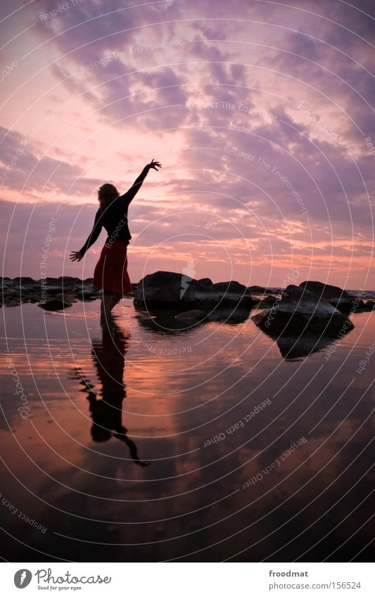 wenn der abend graut Abendsonne Romantik Kitsch Sonnenuntergang Silhouette Frau Wasser Meer Ostsee Himmel Reflexion & Spiegelung Strand träumen Sommer