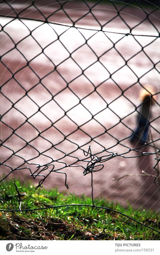 Ausbruch zu jeder Zeit Loch Zaun Maschendrahtzaun Flucht Einbruch Spielplatz Sportplatz Spielen Wiese Versteck entkommen eindringen Ballsport Verein