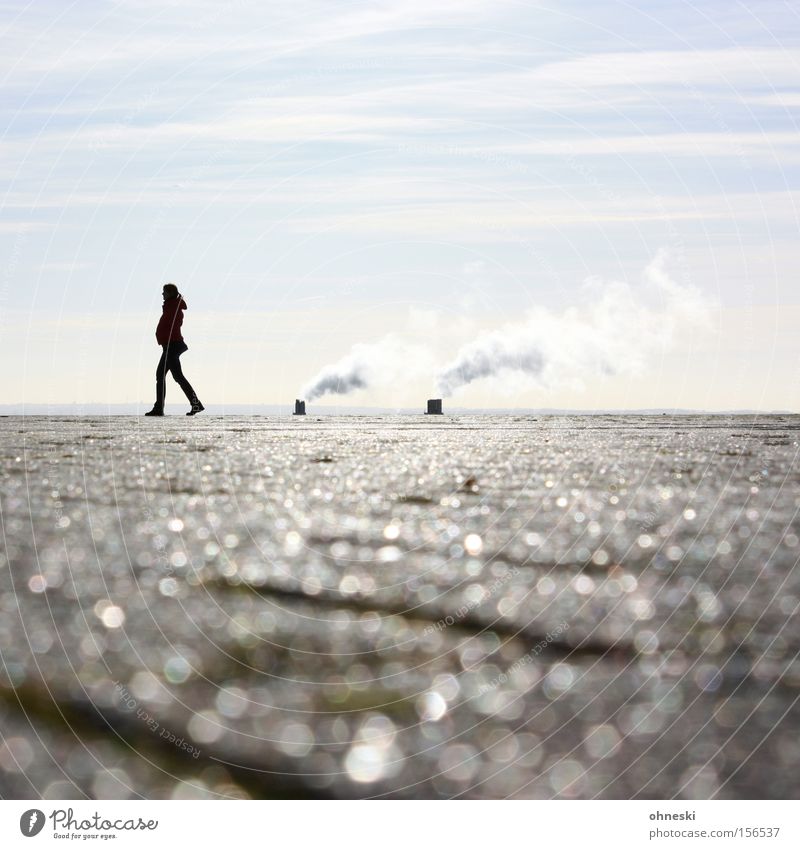 Walking on sunshine Horizont Himmel Rauch Abgas Industrie Ruhrgebiet Mensch Spaziergang Sonne Am Rand Einsamkeit Denken glänzend Frau Ferne