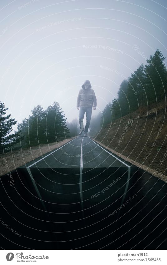 die Straße Mensch Mann Erwachsene 1 Natur Wolken Nebel Baum Wald Autobahn Hochstraße Jeanshose Jacke laufen Stadt Maske unwegsam Ende dunkel Am Rand Klippe