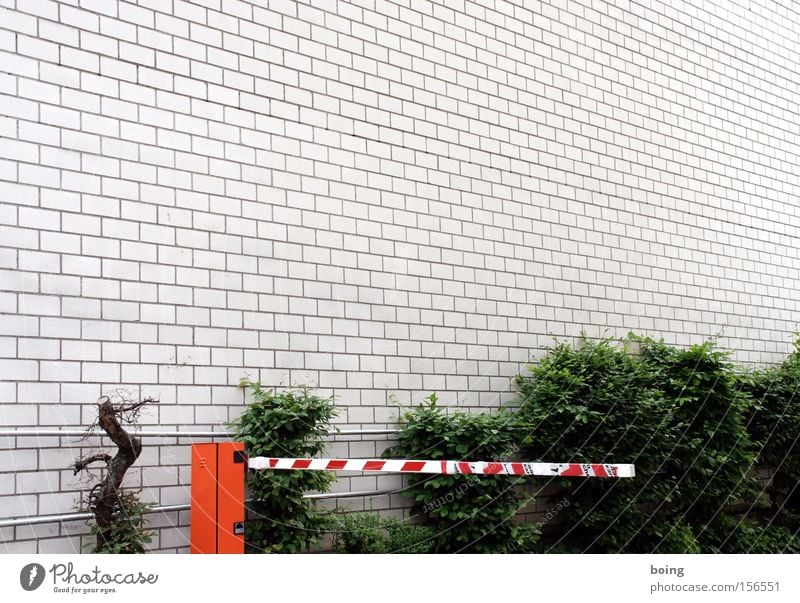 Parkgebühr-Prellerei Parkplatz Schranke Parkhaus Mauer Wand Hinterhof geschlossen Hecke parken Sicherheit Warnhinweis Warnschild