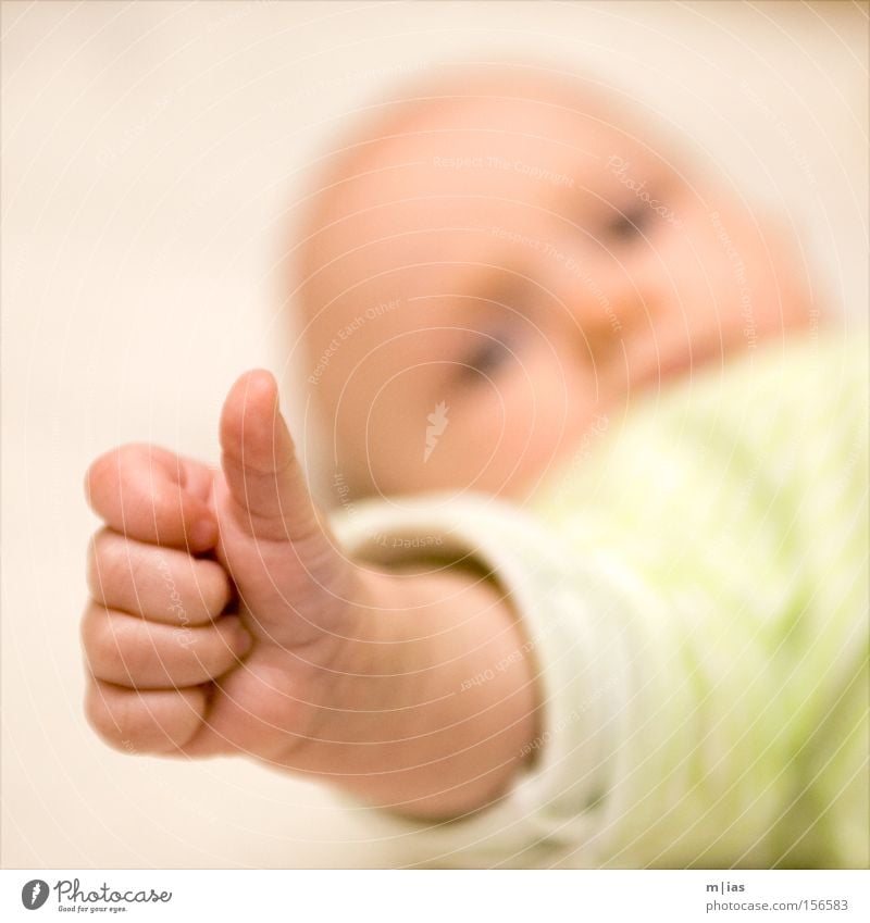 Daumen hoch! Kindererziehung lernen Baby Hand Finger 0-12 Monate Wachstum positiv Gefühle Optimismus Mut Tatkraft Erwartung Identität Kindheit Sicherheit