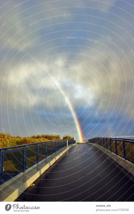 somewhere under the rainbow Regenbogen Wetter Natur Himmel regenbogenfarben Farbe Gewitter Brücke Herbst sky Glücksbärchen mehrfarbig Wolken Hagel Sturm