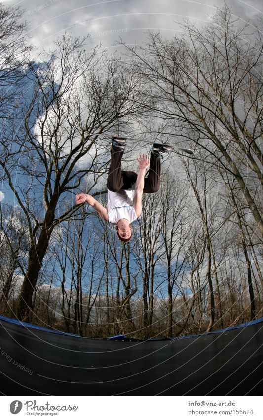 Training for winter Teil2 Trampolin Snowboard Trick springen Himmel Fischauge Baum blau grün Rückwärtssalto Salto Mütze Jacke Hose Winter Sommer Extremsport