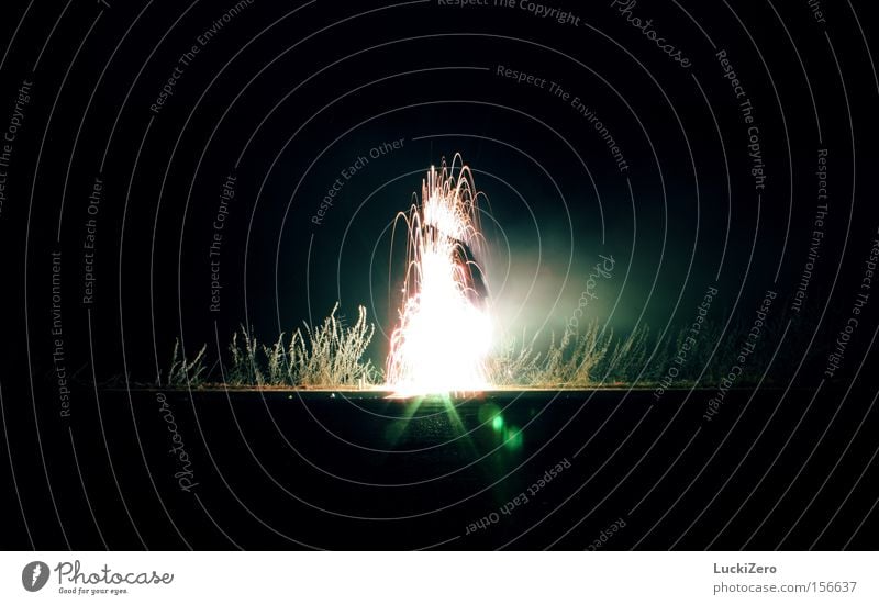 Selbstentzündung Wasserfontäne Licht Mensch Frost Rauch Silvester u. Neujahr türkis Straße Reflexion & Spiegelung Blendenfleck hell dunkel Explosion schön