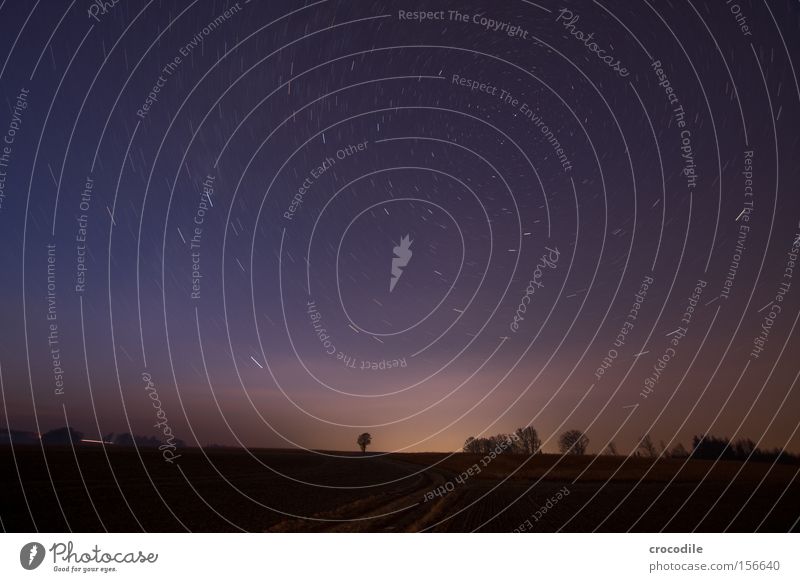 Strudel Stern Planet Flugzeug Gaswolke Erde Baum Sternschnuppe Nacht dunkel Dämmerung Milchstrasse Tierkreiszeichen schön Langzeitbelichtung Winter Lampe