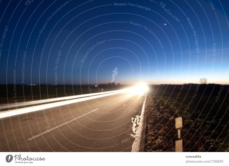 Lichtgeschwindigkeit ll Straße KFZ fahren Pfosten Reflexion & Spiegelung Rücklicht Geschwindigkeit Stern Himmel Nacht Verkehrswege Langzeitbelichtung schön