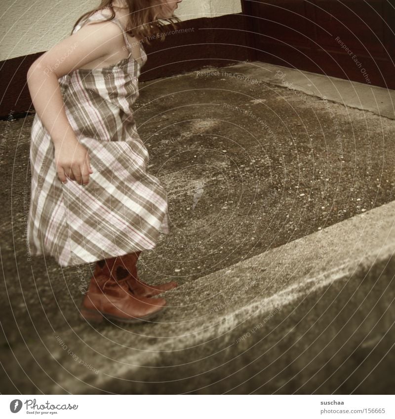 auf der mauer .. Kind Mädchen Mauer Sommer Kleid Zufriedenheit Einfahrt Schwung Bewegung laufen