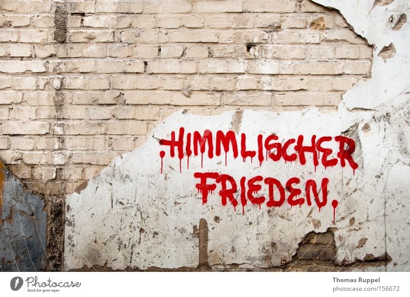 Himmlischer Frieden Farbfoto Außenaufnahme Menschenleer Textfreiraum oben Tag Mauer Wand Fassade Schriftzeichen Graffiti Armut hell kaputt Wut rot Ärger Farbe