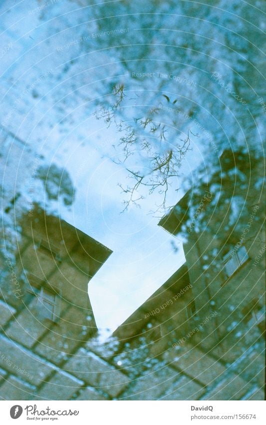 Ecke: unten - oben Haus Stadthaus Hinterhof Kopfsteinpflaster Pflastersteine Pfütze Reflexion & Spiegelung Dimension Spiegelbild träumen Detailaufnahme