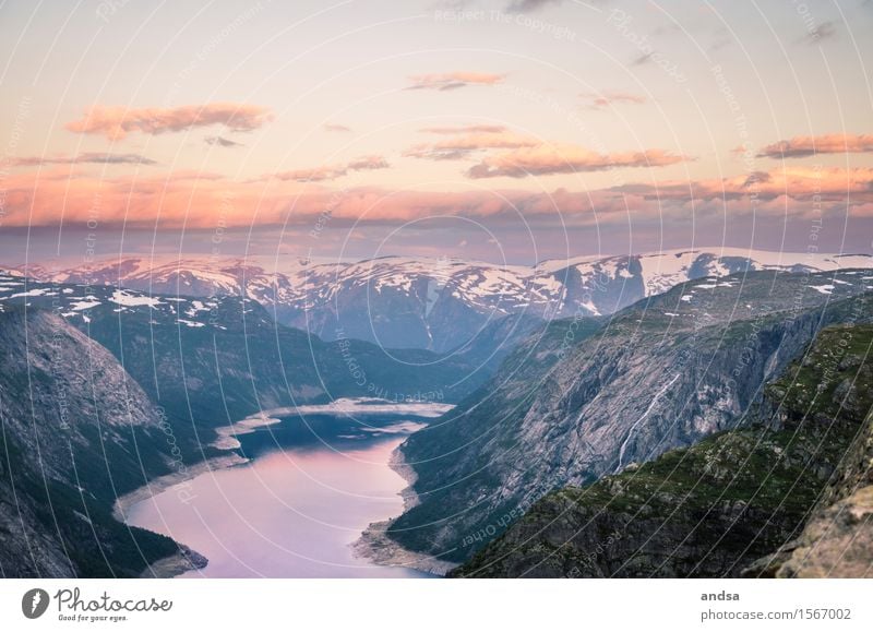 Sonnenuntergang mit Blick auf einen Fjord Bergkette Abenddämmerung Dämmerung Himmel Nacht Berge u. Gebirge Gipfel Schnee Wolke Wolken angestrahlte Wolken Natur