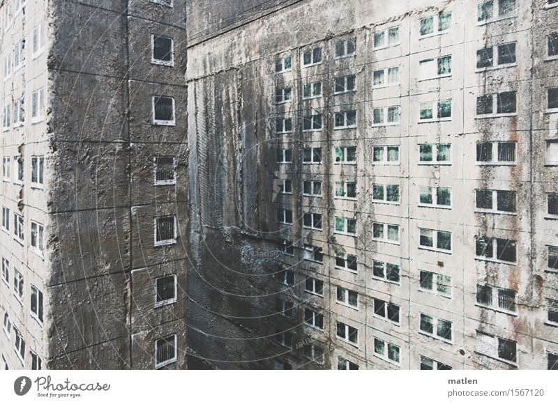 Innenstadtverdichtung Menschenleer Haus Hochhaus Mauer Wand Fassade Fenster dunkel grau weiß Beleuchtung Dekoration & Verzierung Betonklotz evoltaste Farbfoto