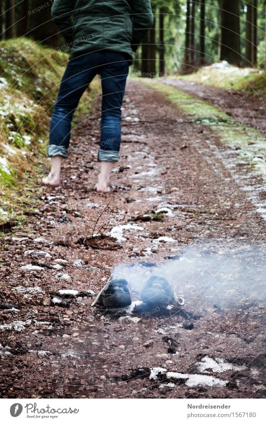 Heiß gelaufen Freizeit & Hobby wandern Mensch Mann Erwachsene Beine Fuß Wald Straße Wege & Pfade Jeanshose Schuhe Zeichen Rauch außergewöhnlich bedrohlich