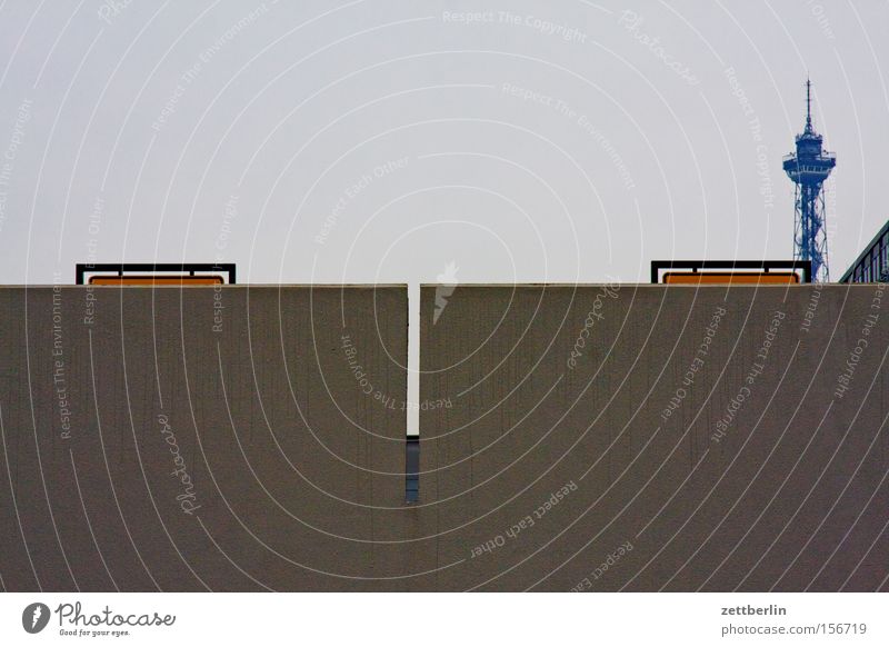 Berliner Funkturm Wahrzeichen Architektur Stahlverarbeitung Messe Wand Beton leer durchsichtig Denkmal Telekommunikation funkausstellung ingenieurbau Lücke
