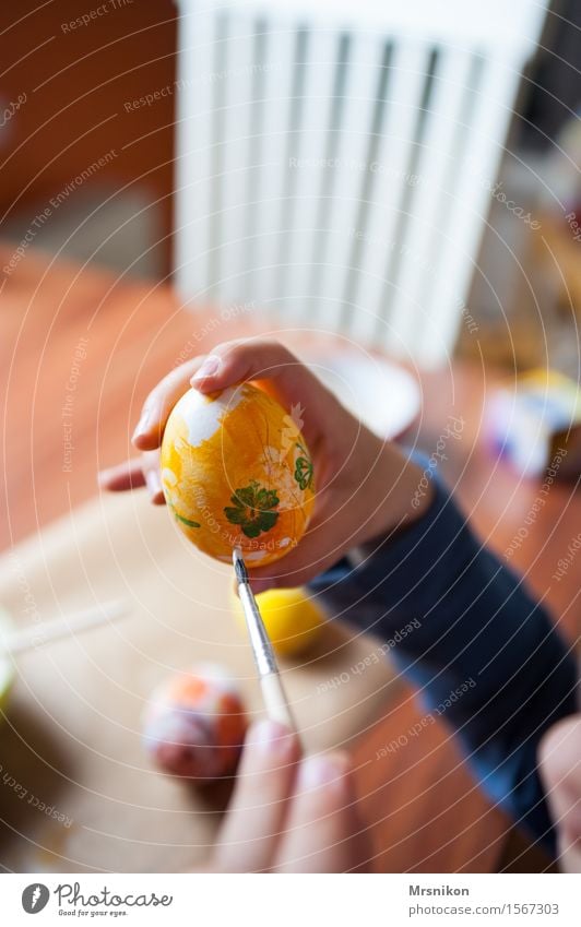 Ostereier Kleinkind Junge 1 Mensch 3-8 Jahre Kind Kindheit zeichnen Ostern streichen Basteln Farbstoff Farbfoto Innenaufnahme Schwache Tiefenschärfe