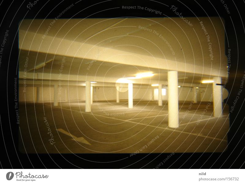 Tiefgarage (analog-digital) Parkplatz parken leer Frauenparkplatz Verkehrswege Raum Ausfahrt freie platzwahl