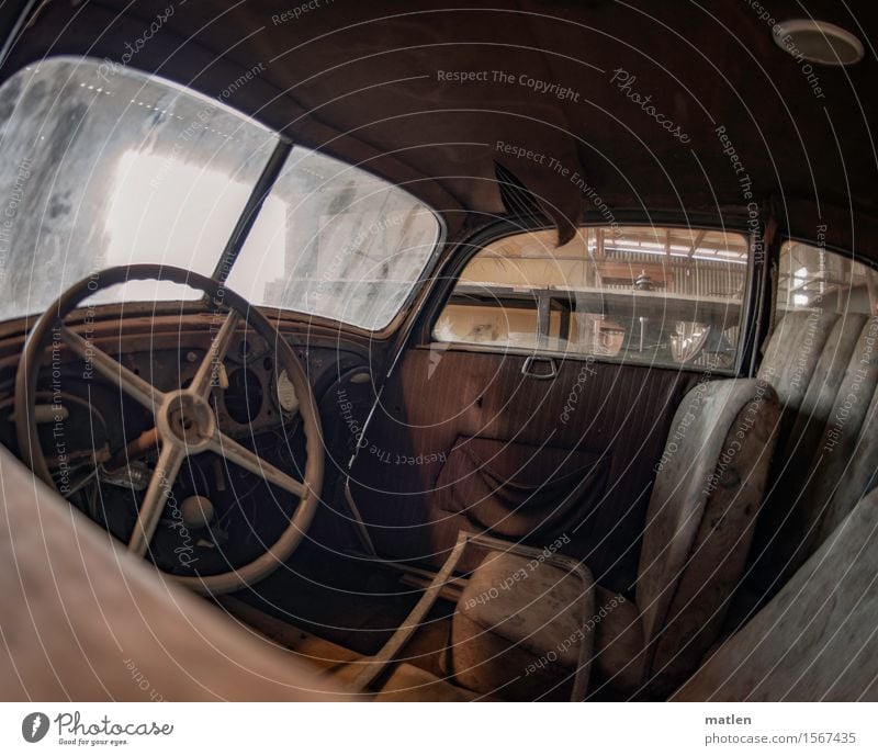 limousine Verkehrsmittel Autofahren PKW Limousine alt historisch braun grau Nostalgie Oldtimer Lenker Sitz Cockpit staubig Farbfoto Gedeckte Farben