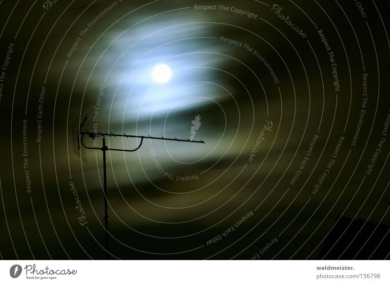 Antenne im Mondlicht Nacht Wolken dunkel Fernsehen Radio Funktechnik Funkwellen Fernsehempfang Sender geheimnisvoll Langzeitbelichtung historisch