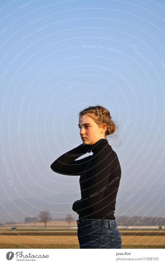 weiter Blick Lifestyle Freude schön feminin Mädchen Junge Frau Jugendliche Leben Natur Landschaft Wolkenloser Himmel Frühling Herbst Schönes Wetter Park Feld