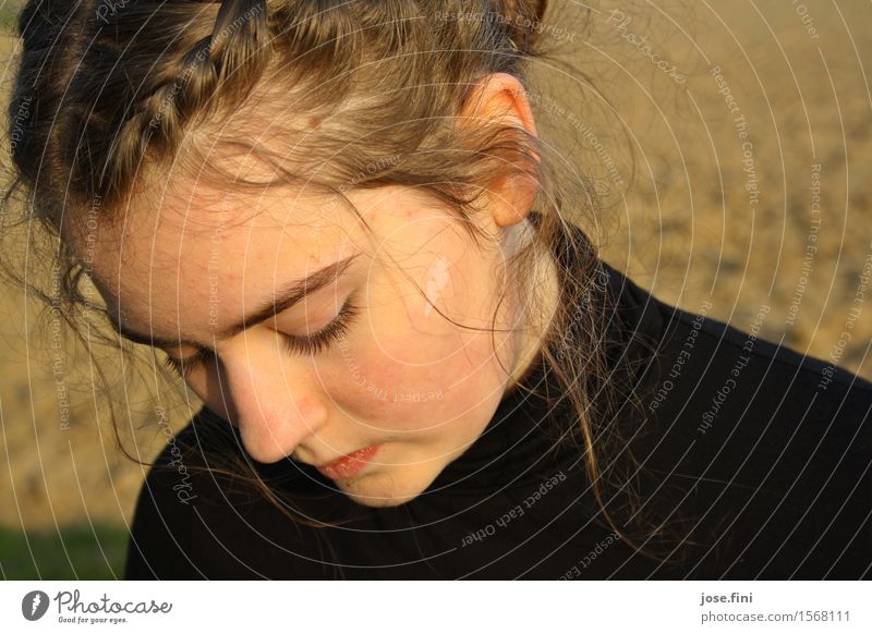 Auszeit/Sonnenzeit Lifestyle schön Haut Mädchen Junge Frau Jugendliche Natur Schönes Wetter beobachten Denken träumen Traurigkeit natürlich Gefühle