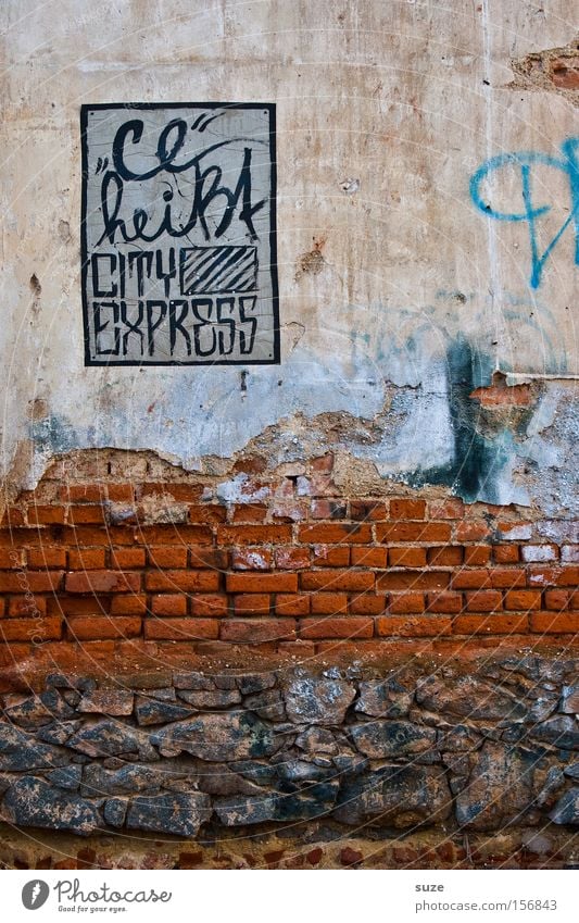 Erklärung Typographie Text Wand Mauer Demontage Backstein rot Stein Hinweis Eisenbahn Reisefotografie Express Bahnhof Verkehrswege Graffiti Wandmalereien