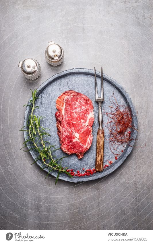 Ribeye Steak roh mit Gewürzen Lebensmittel Fleisch Kräuter & Gewürze Ernährung Mittagessen Abendessen Picknick Bioprodukte Teller Gabel Stil Gesunde Ernährung