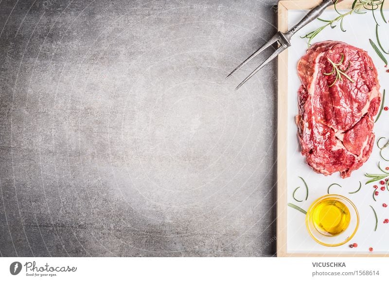 Steak mit Fleischgabel , Öl und Kräutern Lebensmittel Kräuter & Gewürze Ernährung Mittagessen Abendessen Festessen Bioprodukte Gabel Stil Design