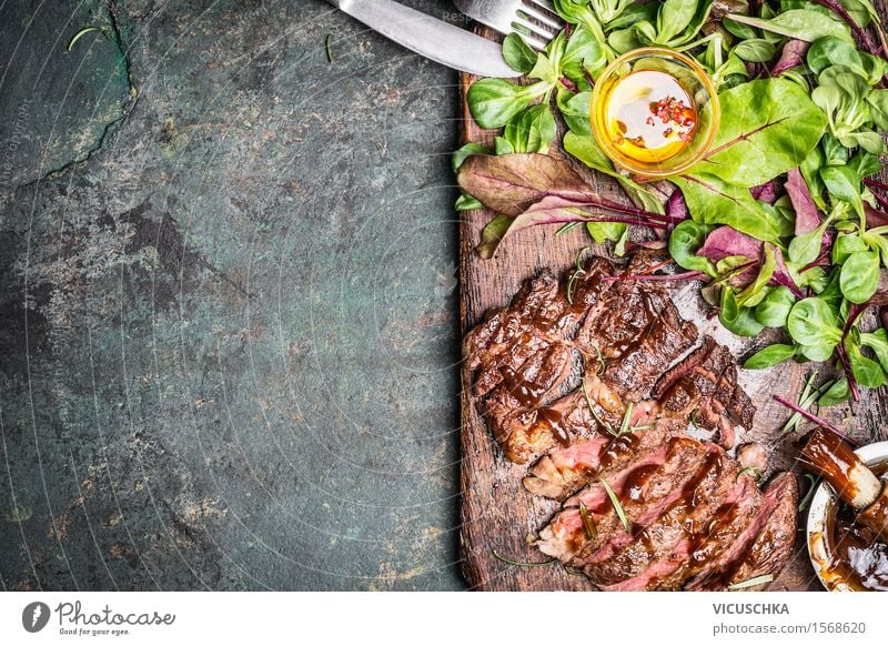 Grillsteak mit grünem Salat Lebensmittel Fleisch Gemüse Salatbeilage Kräuter & Gewürze Öl Ernährung Mittagessen Abendessen Büffet Brunch Geschäftsessen Picknick