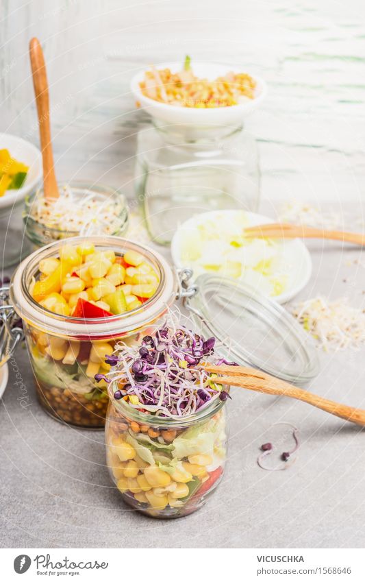 Gemüse Salate mit Mais und Sprossen in Gläsern Lebensmittel Salatbeilage Kräuter & Gewürze Ernährung Mittagessen Abendessen Büffet Brunch Picknick Bioprodukte