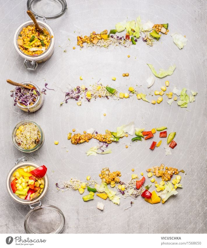 Salate in Gläsern zum Mitnehmen Lebensmittel Gemüse Salatbeilage Ernährung Mittagessen Abendessen Picknick Bioprodukte Vegetarische Ernährung Diät Glas