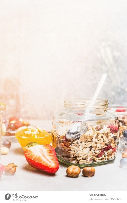 Gesundes Frühstück mit Müsli im Glas Lebensmittel Frucht Getreide Dessert Ernährung Bioprodukte Vegetarische Ernährung Diät Löffel Gesunde Ernährung