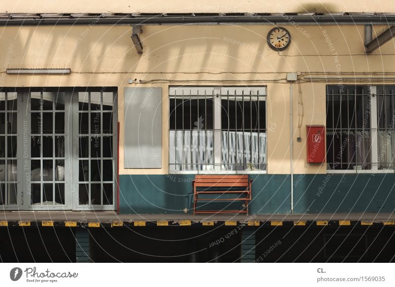 zehn nach vier Mauer Wand Fenster Tür Bank Gitter Uhr Pause stagnierend Zeit Farbfoto Außenaufnahme Menschenleer Tag