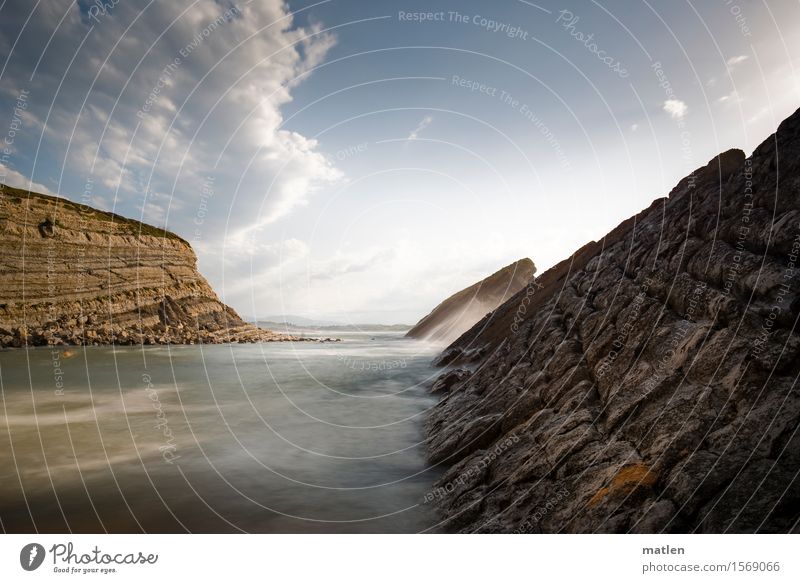 Fronten Natur Landschaft Urelemente Wasser Himmel Wolken Gewitterwolken Horizont Sommer Klima Wetter Felsen Wellen Küste Bucht Riff Meer außergewöhnlich eckig