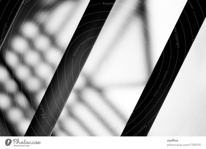 Hinter Gittern Stab Justizvollzugsanstalt Treppe Geländer Treppengeländer Schatten Silhouette gefangen Detailaufnahme Irritation