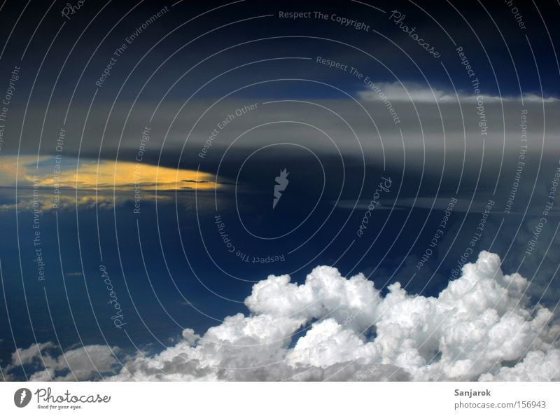 Alle Wetter! Flugzeug Kumulunimbus Wolken Himmel blau weiß drohend Gewitterwolken bedrohlich Kumulus Stratokumulus gefährlich Luftverkehr sky