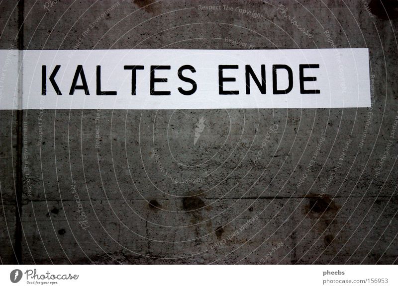 ...kaltes ende? Mauer Winter Typographie Streifen Beschriftung dreckig Buchstaben Schriftzeichen Ende aus