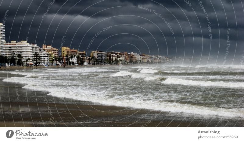 WELTUNTERGANG Meer Wellen Wasser Himmel Wetter Regen Gewitter Peniscola Spanien Stadt dunkel grau Stimmung Angst Zukunft Apokalypse Flut Panik Brandung Sturm