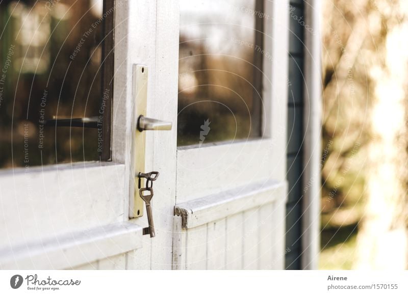 schlüsselfertig Garten Gartenhaus Scheune Fenster Tür Türschloss Schlüssel Griff Glastür Holztür braun weiß geschlossen schließen Schloss Farbfoto Außenaufnahme