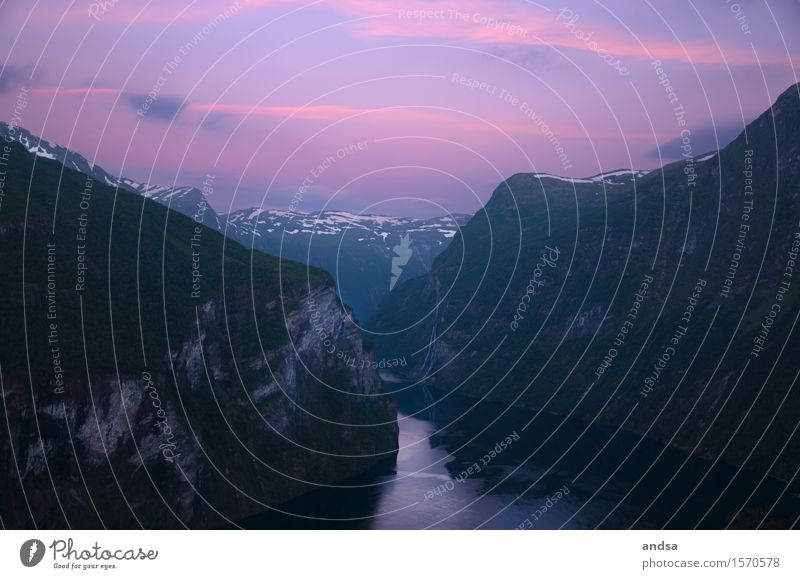 Sonnenuntergang am Geirangerfjord in Norwegen Fjord blaue Stunde Berge u. Gebirge Skandinavien Meer Landschaft Himmel Kliff Wasserfall Spiegelung Licht