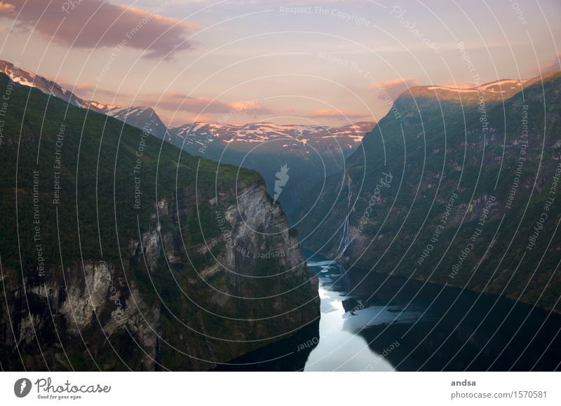 Sonnenuntergang am Geirangerfjord in Norwegen Fjord Berge u. Gebirge Skandinavien Meer Landschaft Himmel Kliff Wasserfall Spiegelung Licht Sonnenaufgang