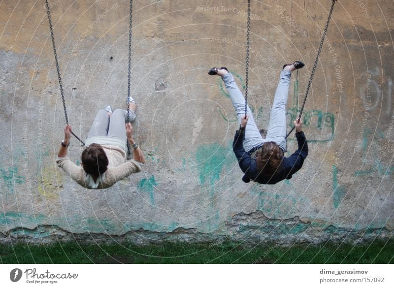 Schwingen Schwung schwingen schaukeln Mädchen Wand Mauer Sommer Freude Beine Spielplatz Tallinn Estland im Freien Gerasimov Dmitri Sveta Olga