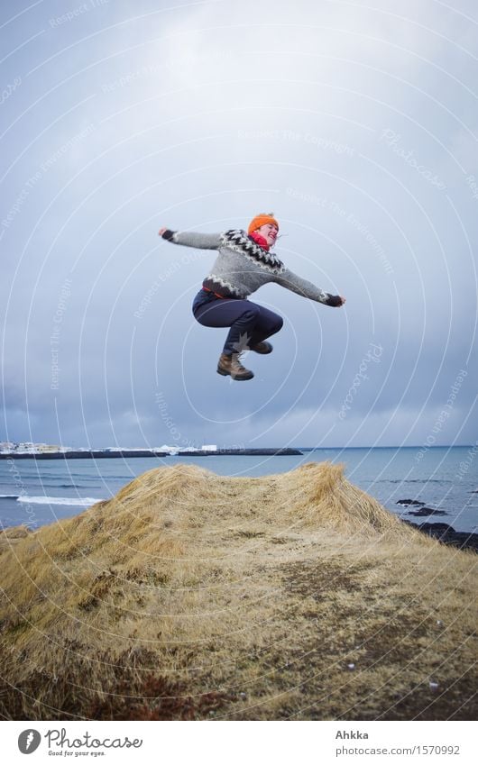 Sprung von einer Klippe im winterlichen Island mit Blick aufs Meer Leben Wohlgefühl Zufriedenheit Ausflug Abenteuer Mensch Junge Frau Jugendliche 1 Landschaft