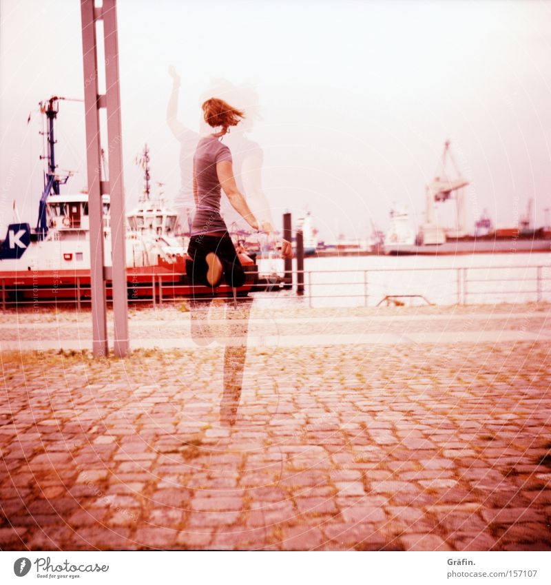 Jump! Schlepper Auslöser Hamburg violett Frau hüpfen springen Wege & Pfade Wasser Schwung Freude schemenhaft Mittelformat Lomografie Hafen Geister u. Gespenster