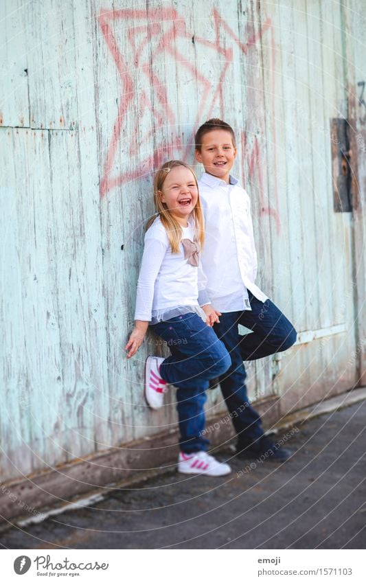 lachende Geschwister, Kinder, Junge, Mädchen maskulin feminin Kindheit 2 Mensch 8-13 Jahre Fröhlichkeit Glück Farbfoto mehrfarbig Außenaufnahme Tag