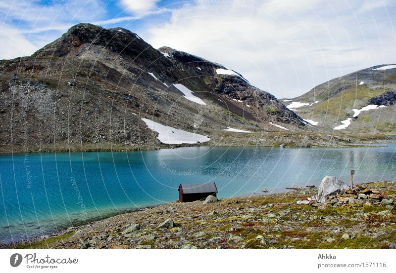 Haus am See Landschaft Wasser Schnee Felsen Berge u. Gebirge Seeufer Hütte träumen blau Vorsicht ruhig Reinheit bescheiden Abenteuer Einsamkeit Erholung Frieden